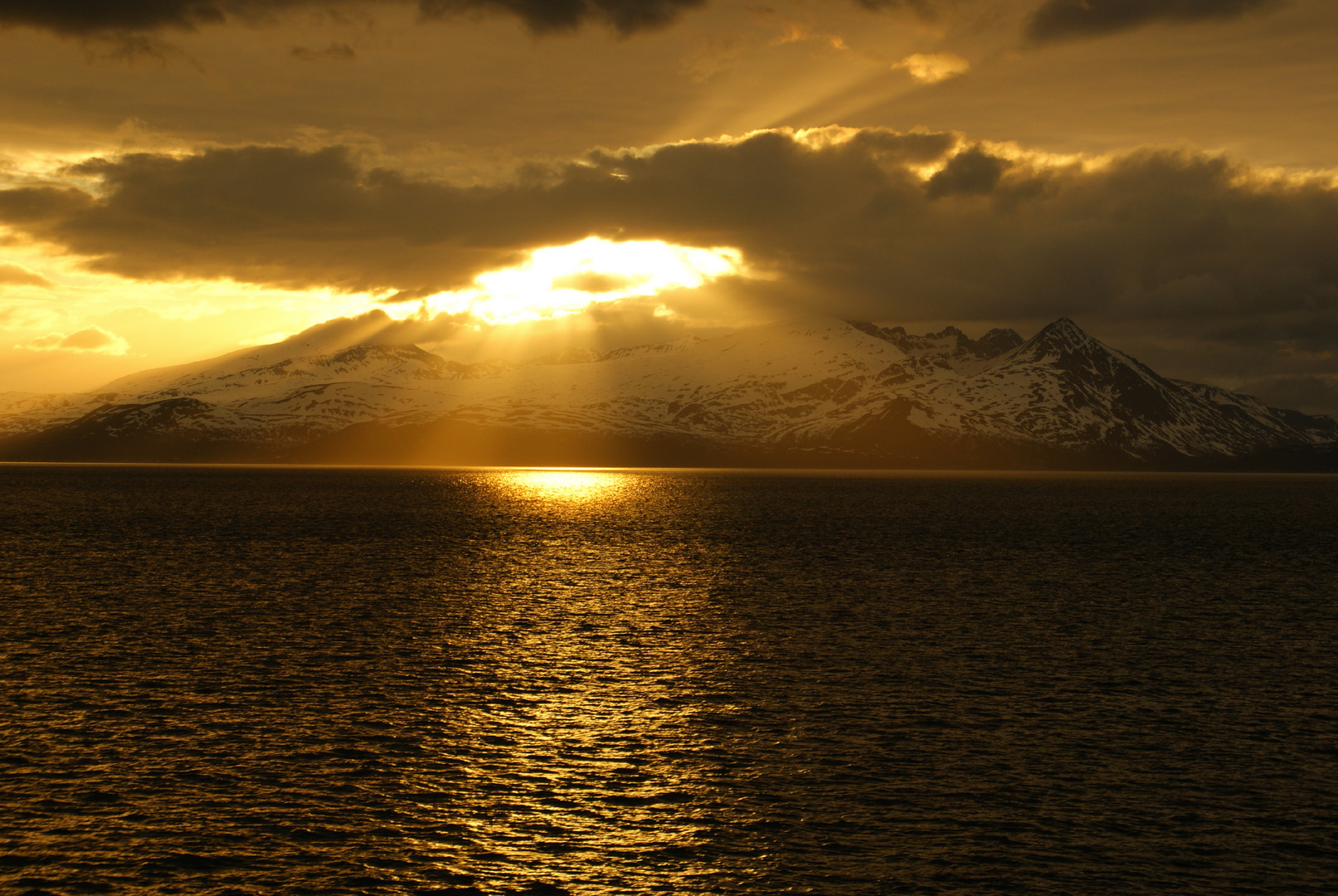 Fast-Mitternachtssonne zwischen Lyngenfjord und Skjervøy