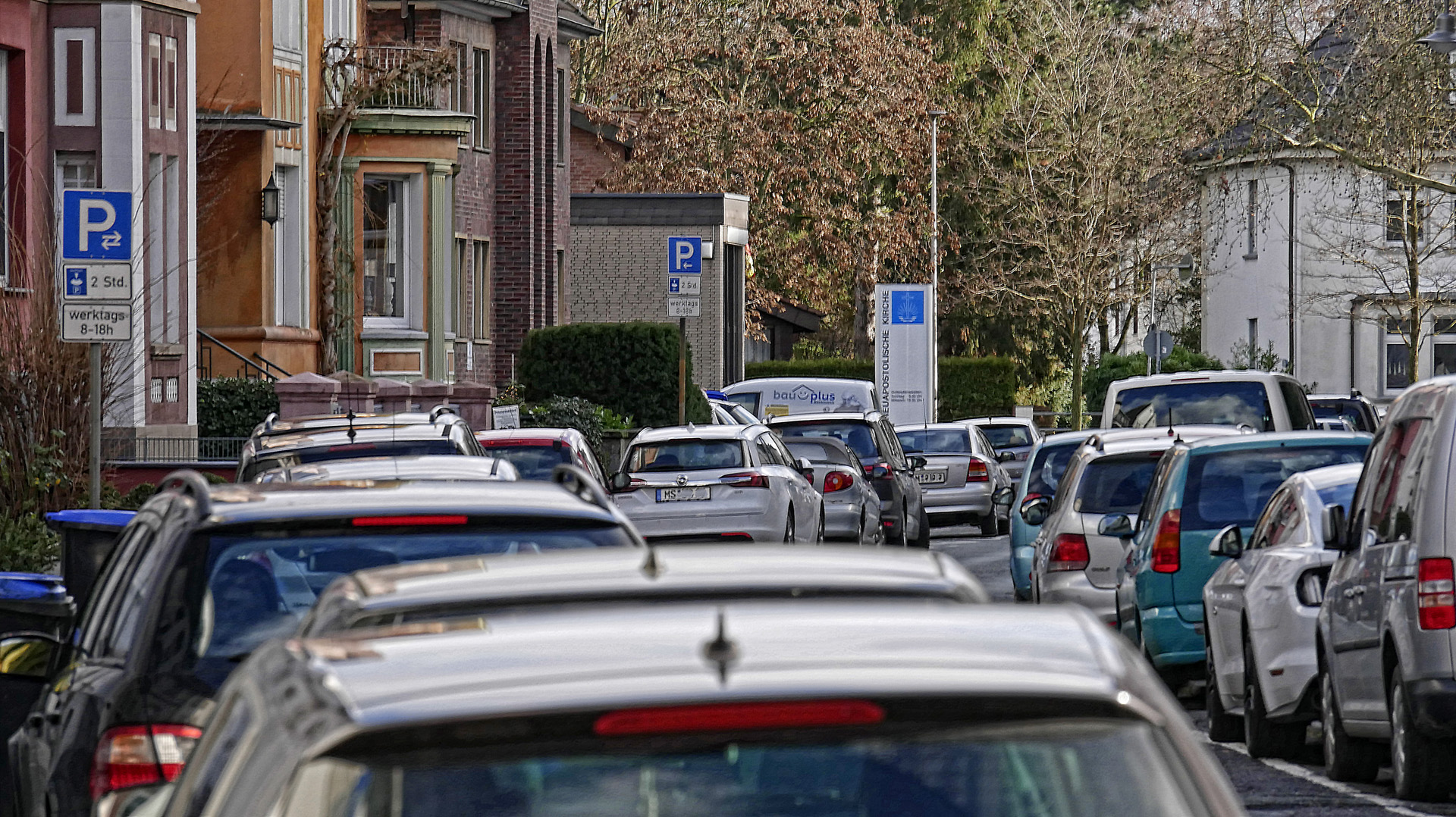 Fast schon normal: total zugeparkte Straßen