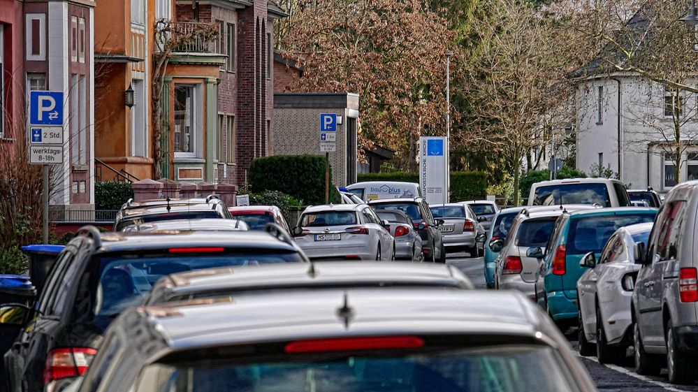 Fast schon normal: total zugeparkte Straßen