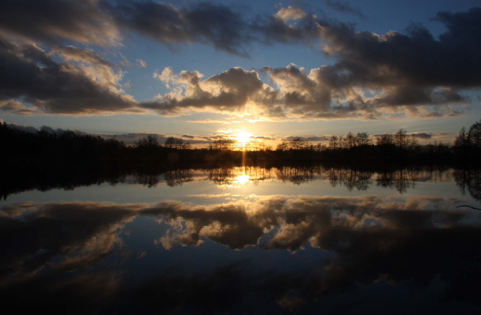 Fast still ruht der See