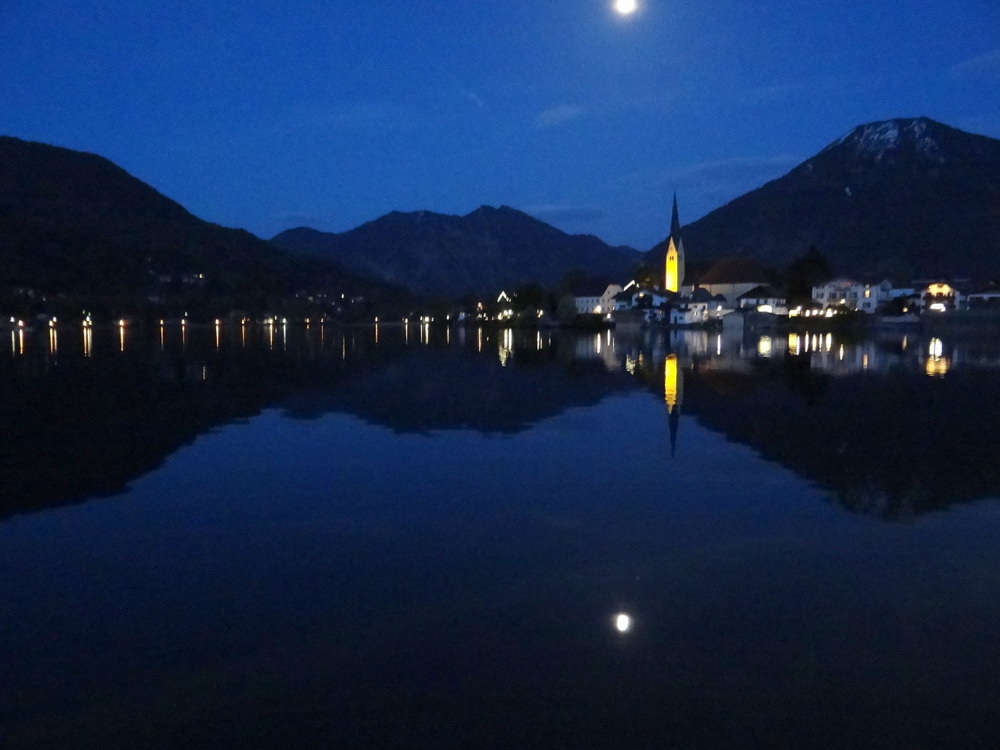 Fast Vollmond am Tegernsee