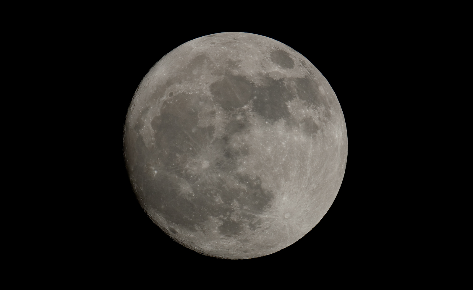 Fast Vollmond (aus 361.407 KM Entfernung)