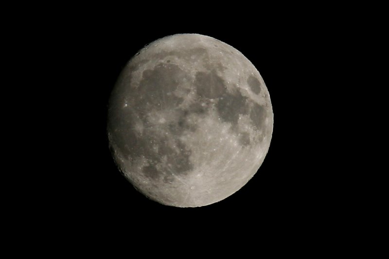 Fast Vollmond ohne Wolken