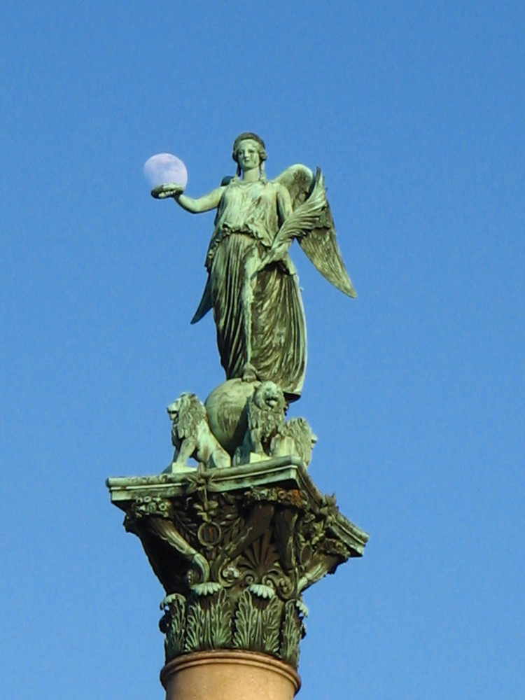 fast Vollmond Schlossplatz Stuttgart...