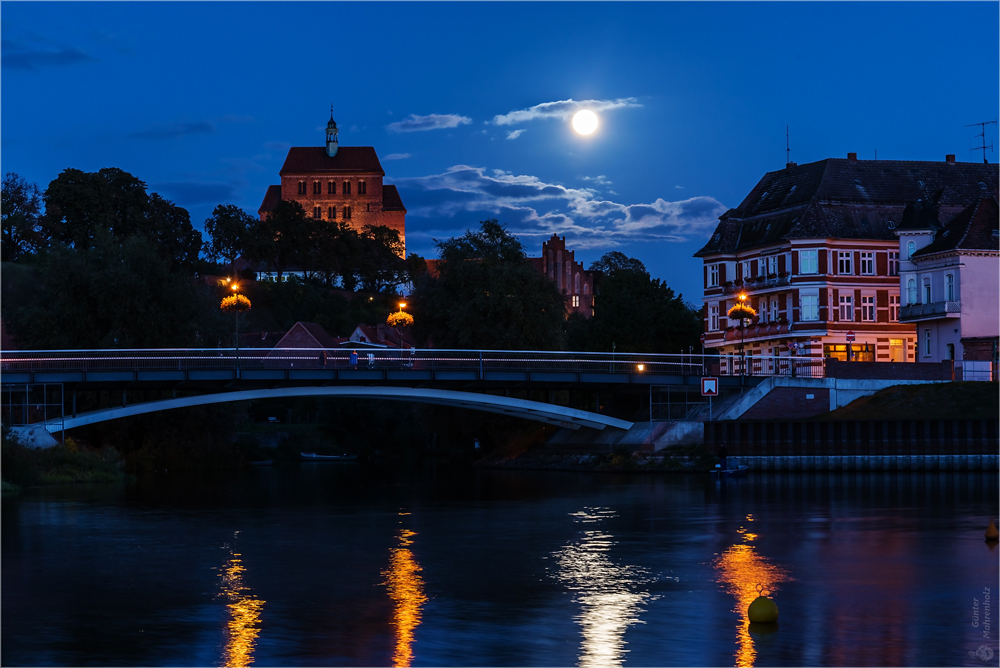 Fast Vollmond über Havelberg