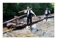 Fast wäre die Floßfahrt auf der kleinen Kinzig ins kaum vorhandene Wasser gefallen