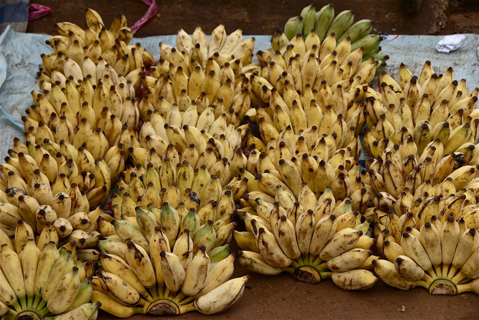 fast wie eine ansammlung von alten laotischen königskronen, pakse laos 2010