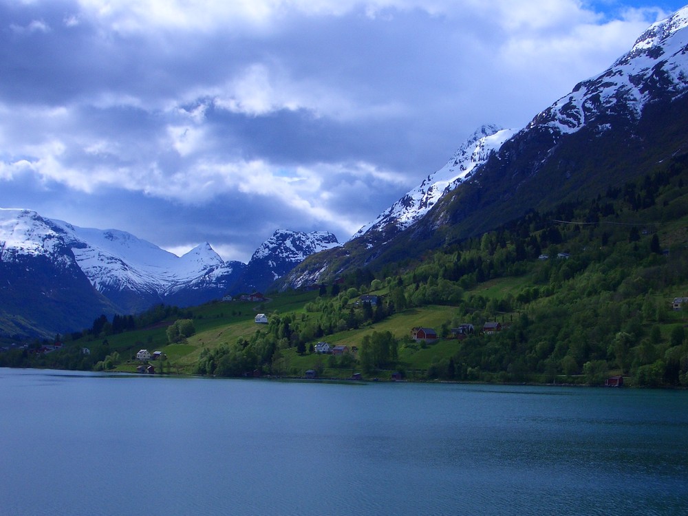 .......fast wie eine Landschaft aus einer Miniatur-Eisenbahn......