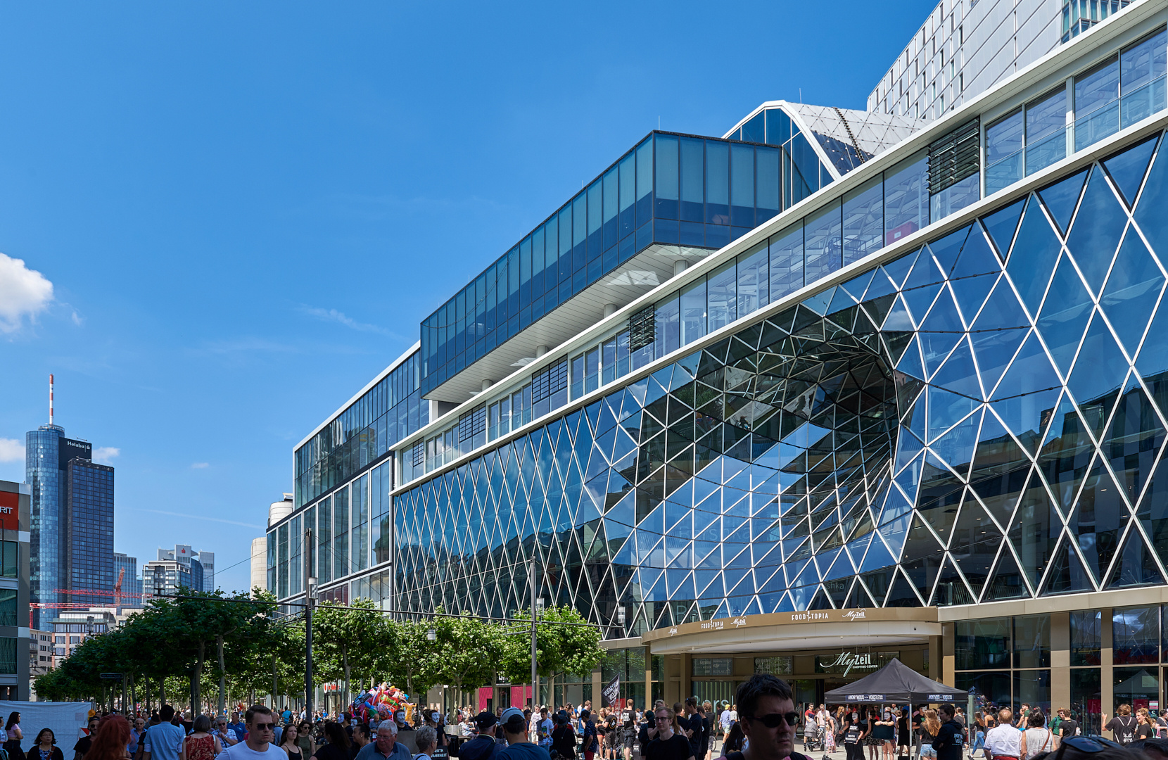 Fast wolkenloser blauer Himmel spiegelt sich in der Fassade von My Zeil in Frankfurt am Main.