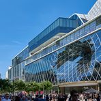 Fast wolkenloser blauer Himmel spiegelt sich in der Fassade von My Zeil in Frankfurt am Main.