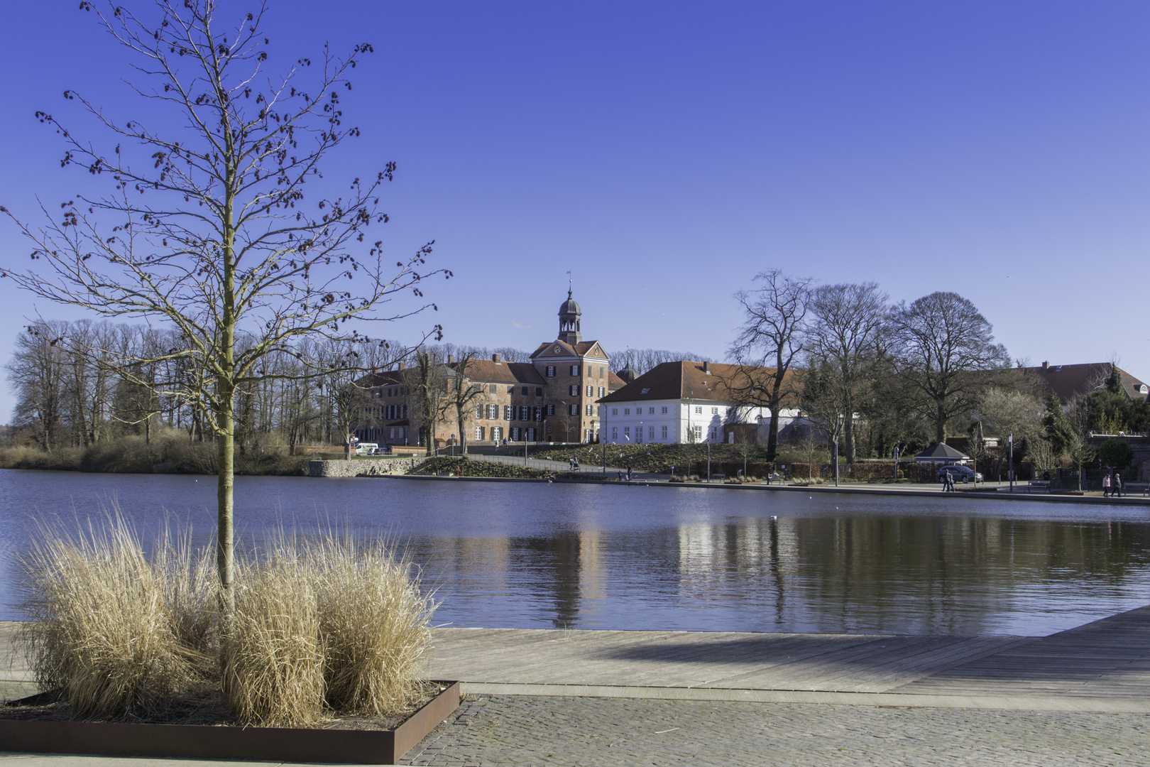 Fast wolkenloser Himmel über dem Eutiner Schloss und der Stadtbucht