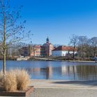 Fast wolkenloser Himmel über dem Eutiner Schloss und der Stadtbucht