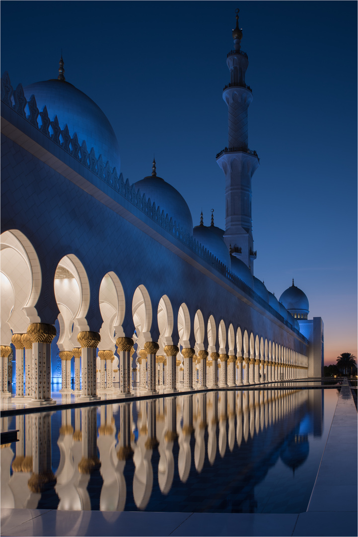 Faszination Blaue Stunde in der Scheich-Zayed-Moschee in Abu Dhabi