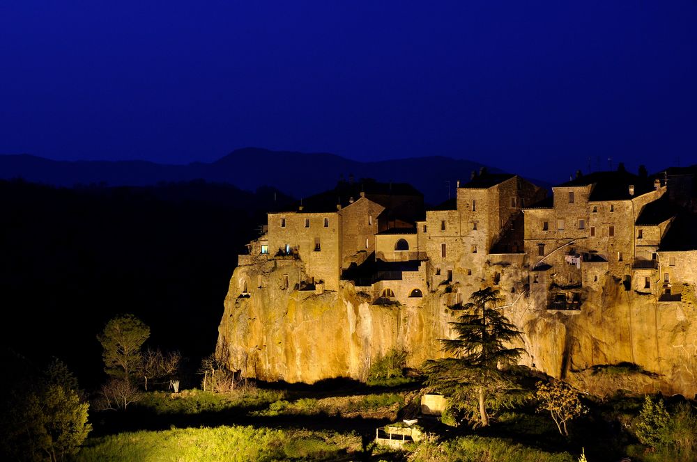 Faszination Toscana - Pitigliano in der "blauen Stunde" by Steffen Lutze 