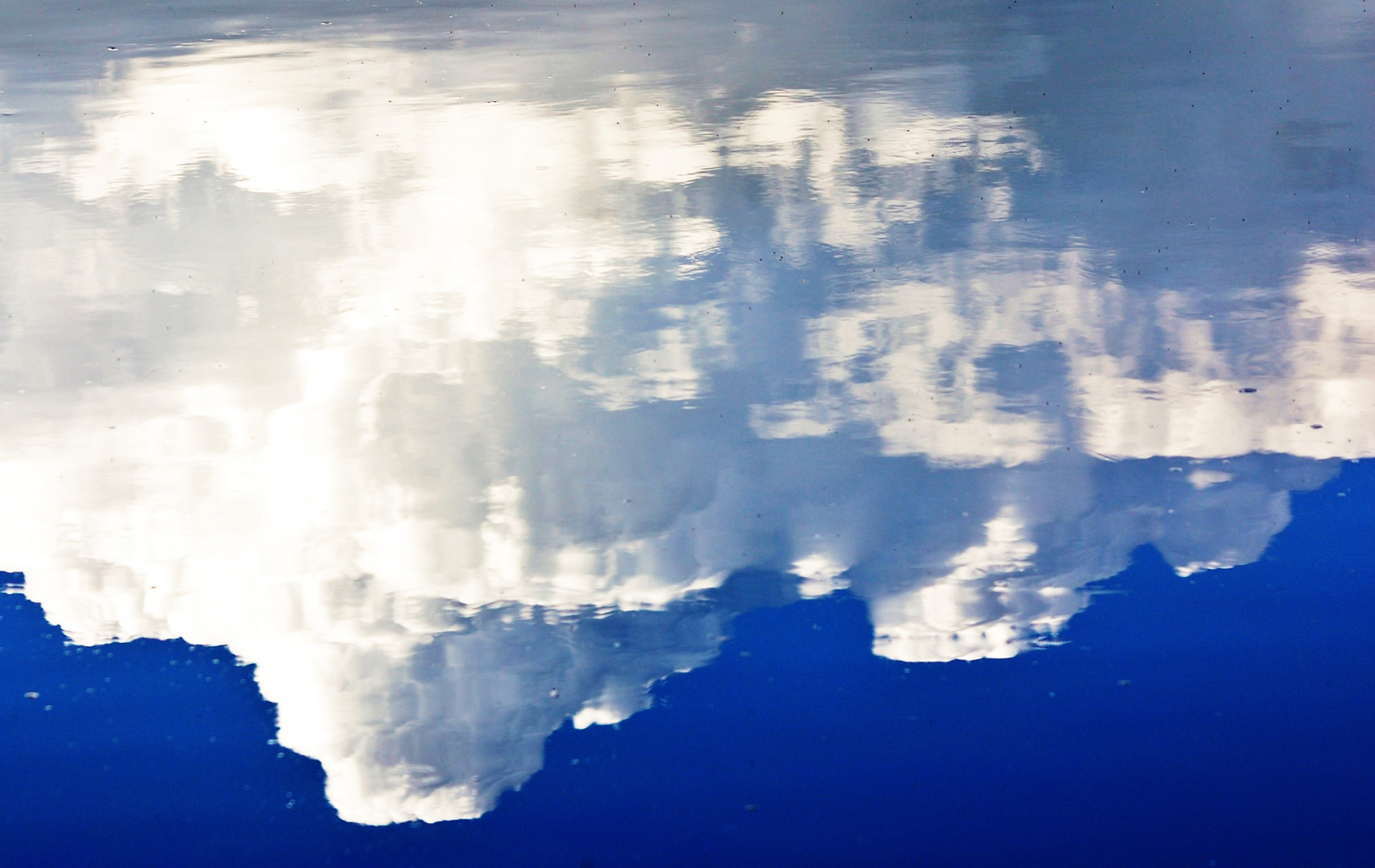 Faszination Wolke im Fluß ........