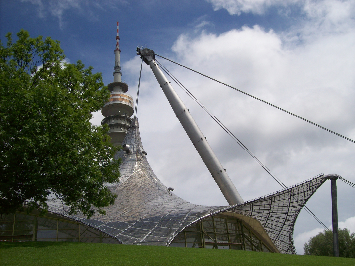 Faszinierende Architektur... (Olympiaturm München)