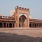 Fatehpur Sikri: Sitzende Inderinnen auf dem Platz vor der Freitagsmoschee