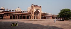 Fatehpur Sikri: Sitzende Inderinnen auf dem Platz vor der Freitagsmoschee
