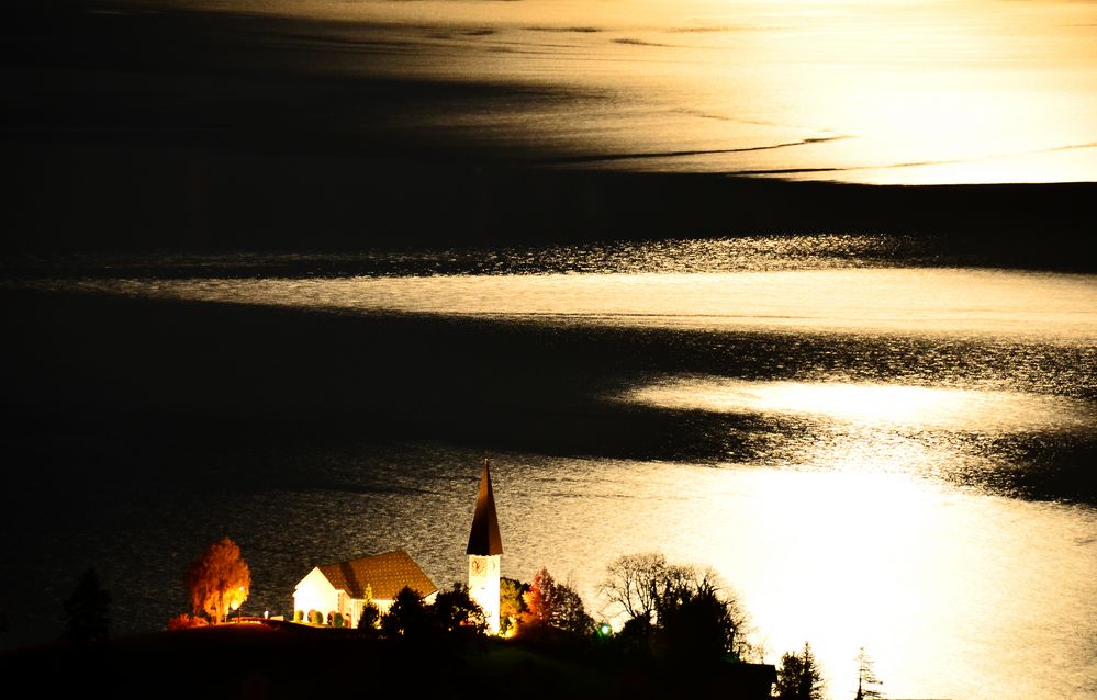 Faulensee by night