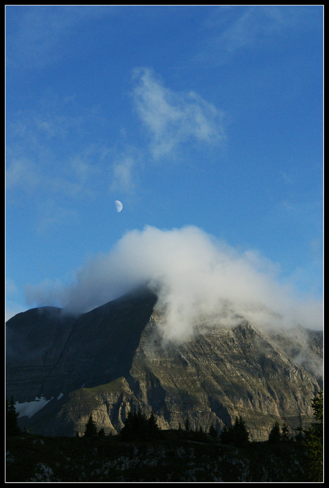 Faulhorn im Nebel mit Mond