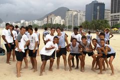 Favela-Jungs beim Fußballtraining an Copacabana