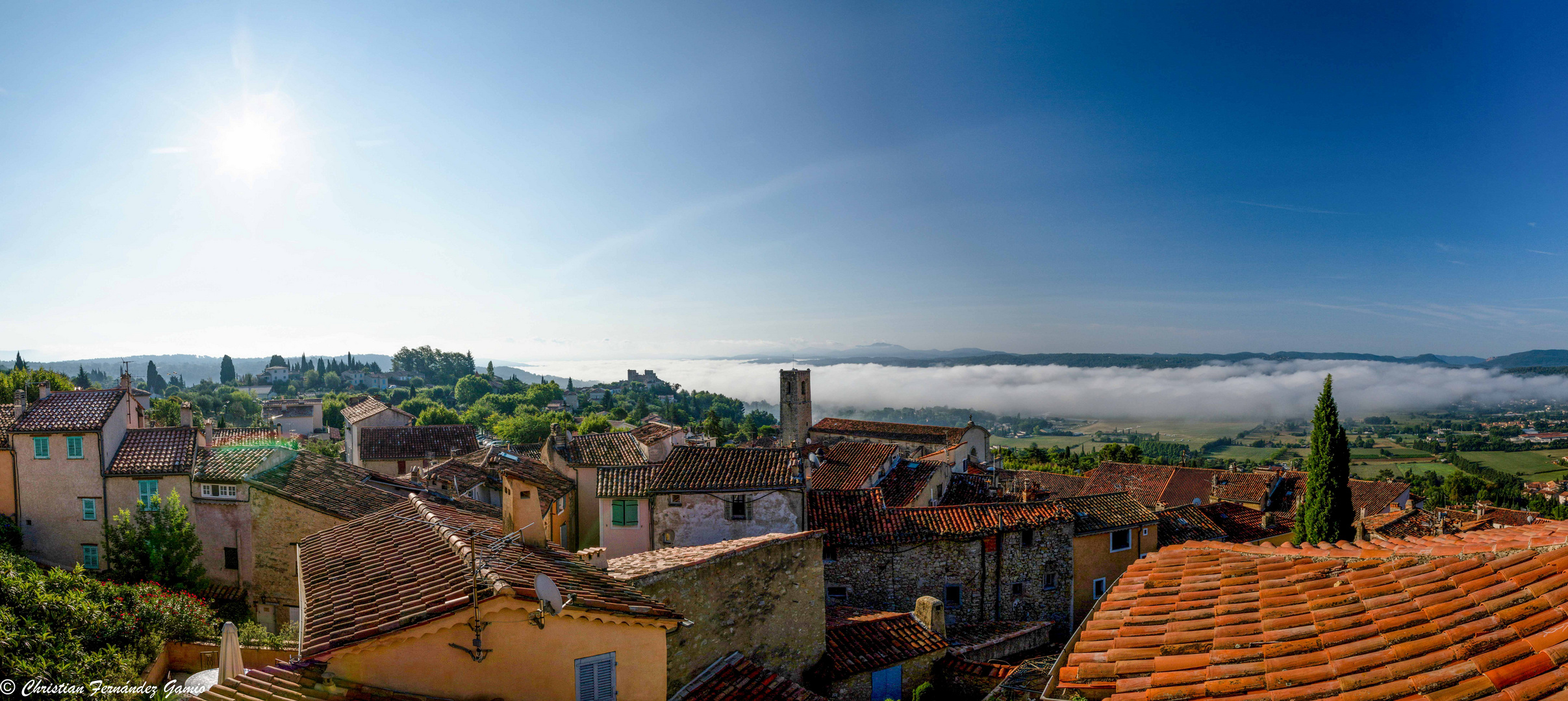 Fayence über dem Frühnebel