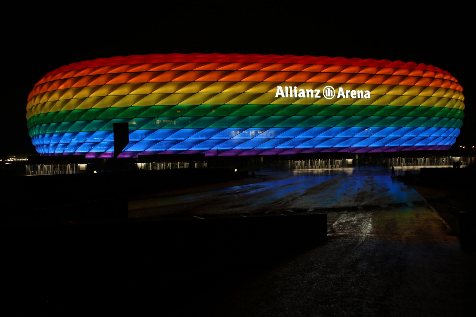 Fc Bayern Regenbogen Foto Bild Architektur Architektur Bei Nacht Profanbauten Bilder Auf Fotocommunity