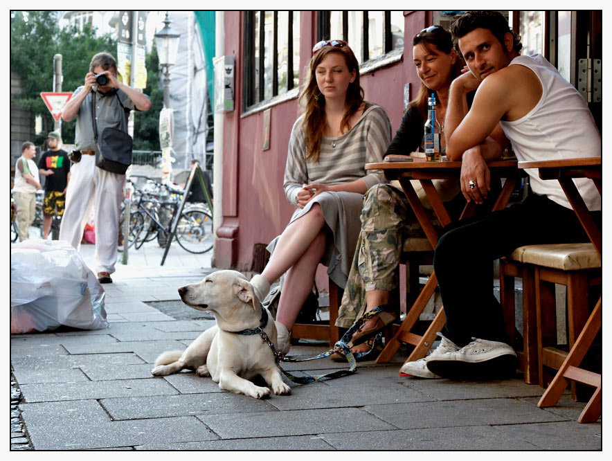 fc-ler fotografiert in der schanze einen hund