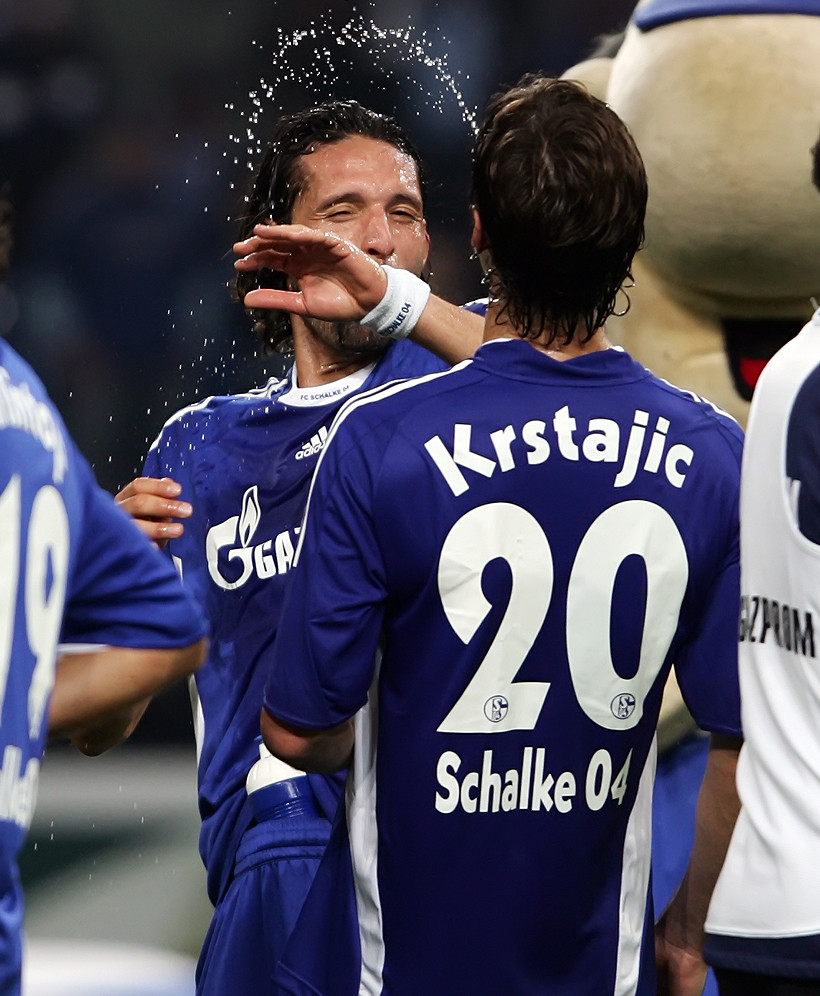 FC Schalke 04 Spieler Kuranyi bekommt eine Munddusche....