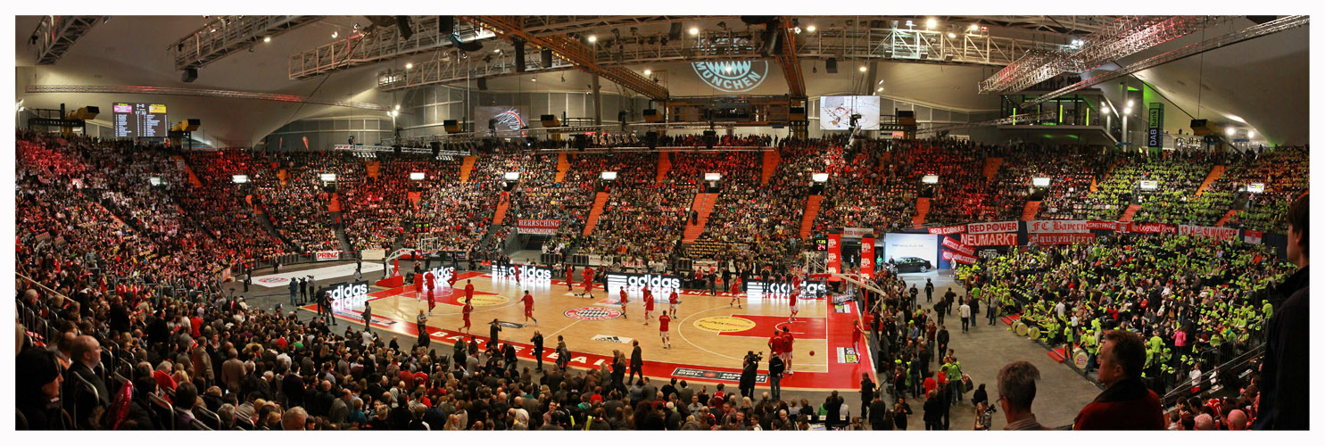 FCBayern Basketball Olympiahalle vor 12.200 Zuschauern