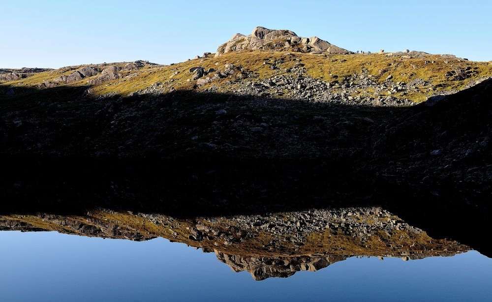 Spiegelung mit Bergschatten von bahn-im-sucher