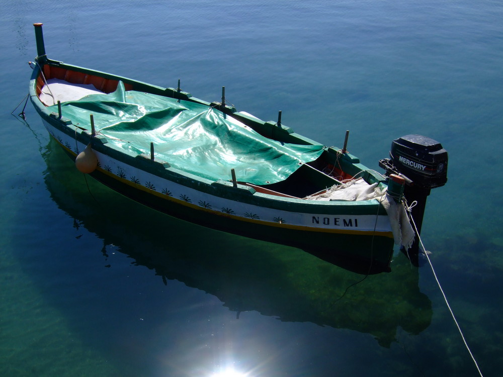 februar siracusa porto ein boot klares wasser warme luft