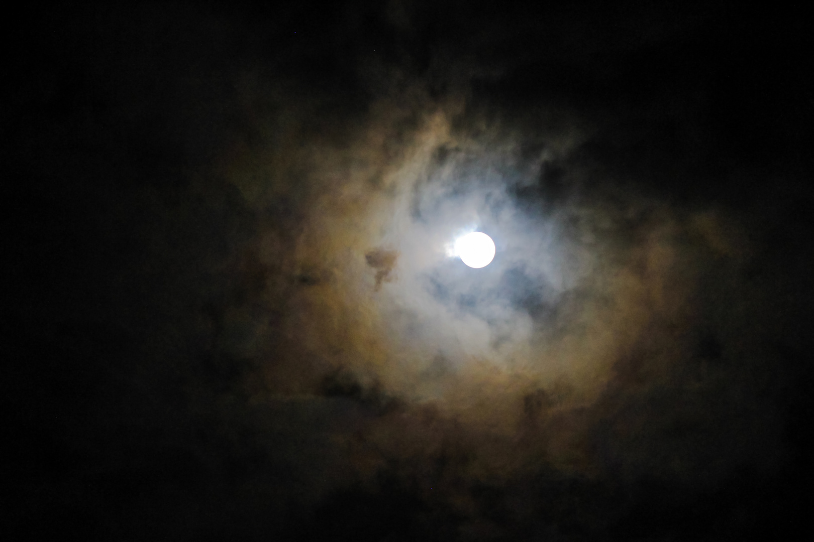 Februar Vollmond fast hinter Wolken