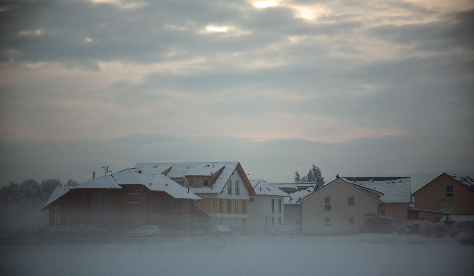 Februarnebel über dem Wohngebiet