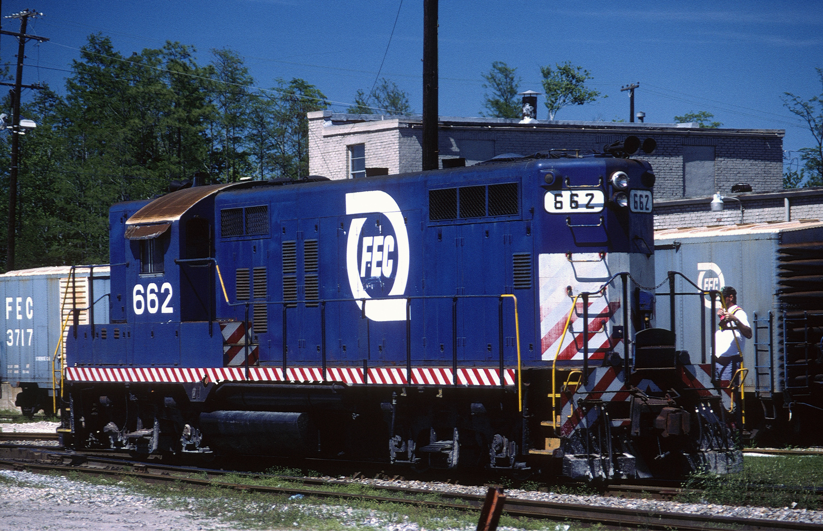 FEC #662 EMD GP9 der Florida East Cost Railway unterwegs im Yard in Jacksonville,FL