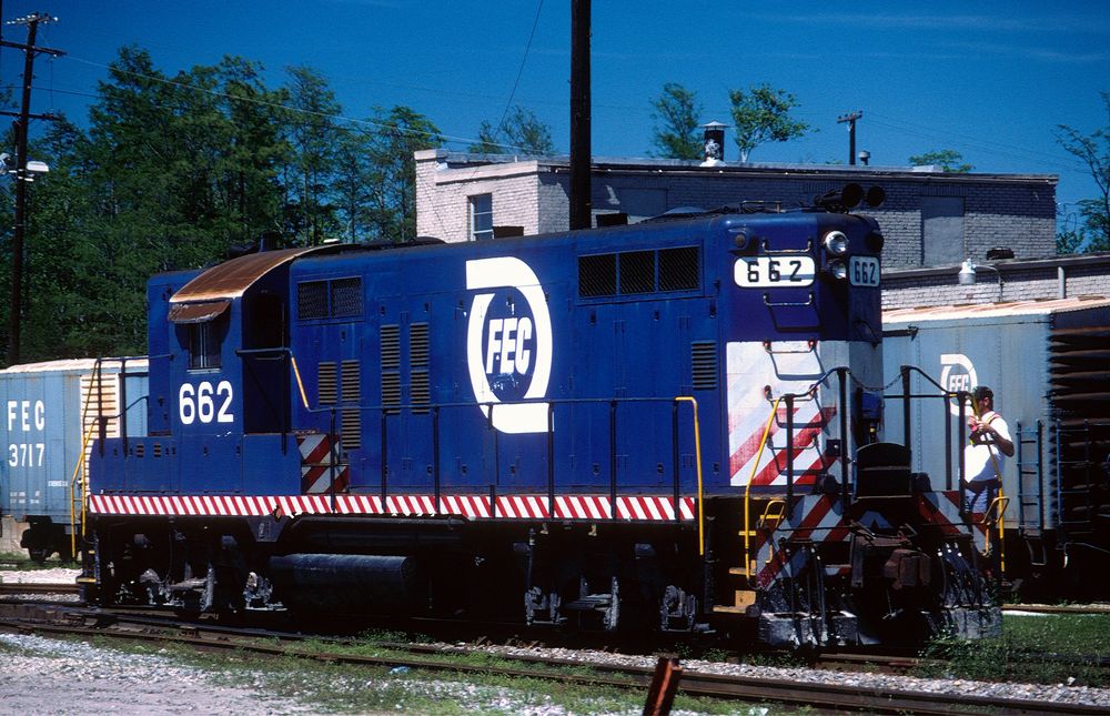 FEC #662 EMD GP9 der Florida East Cost Railway unterwegs im Yard in Jacksonville,FL