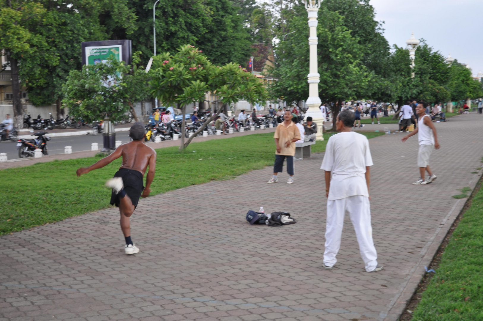 Federball mit dem Hacken? nur in Phnom Penh