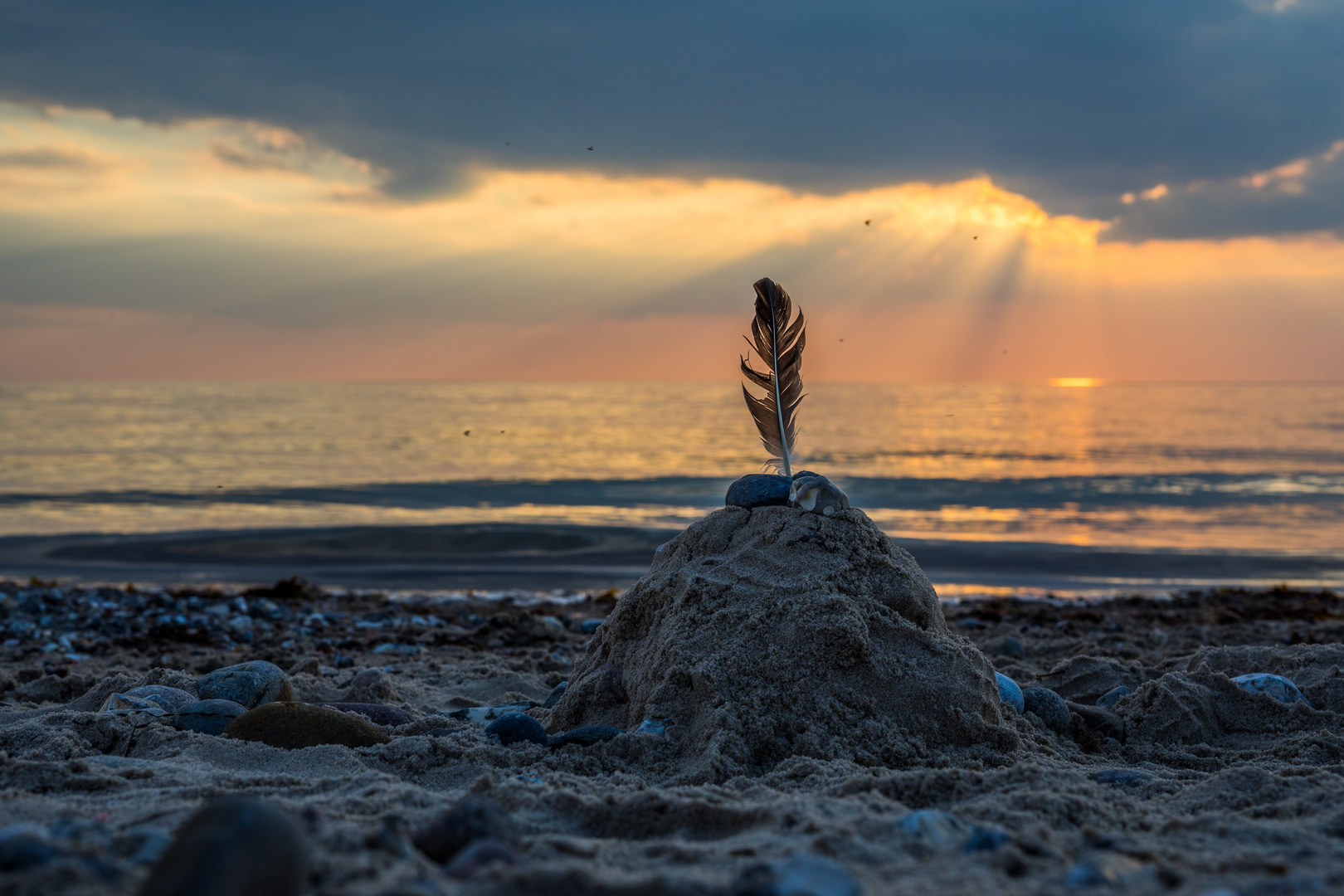 federleichte Kunst am Strand