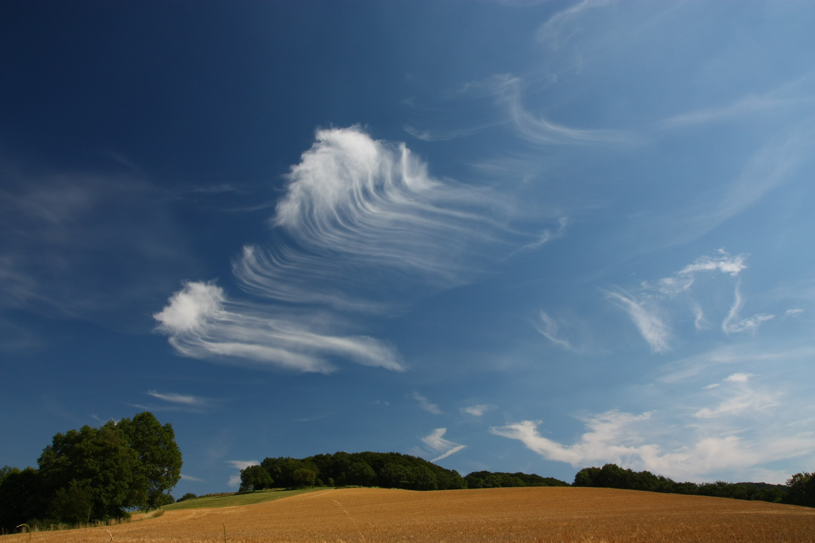 Federwolken (Cirrus uncinus ) über dem Bergischen Land