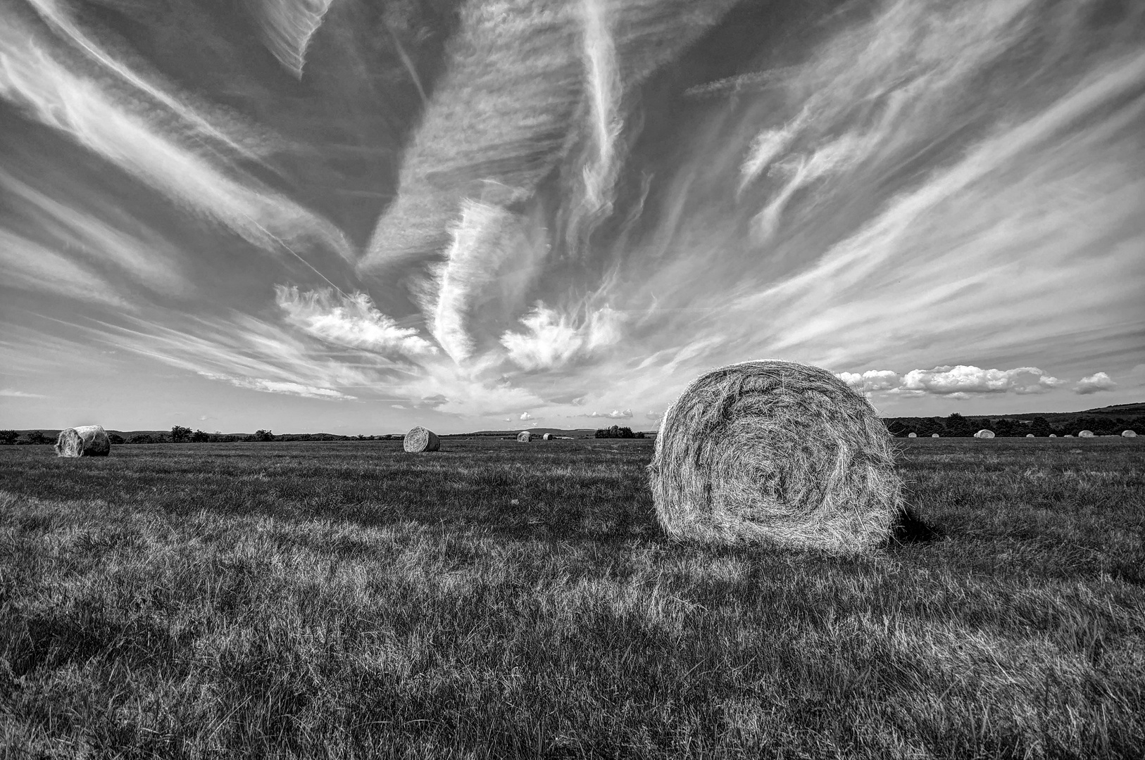 Federwolken mit Heuballen in S-W