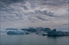 federwolken und ein seltsam gefärbter ring