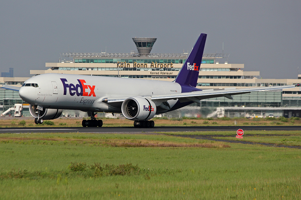 FedEx Boeing 777-FS2 N864FD