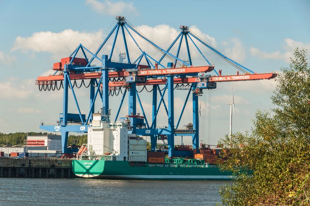 Feeder am Containerterminal Hamburg Altenwerder