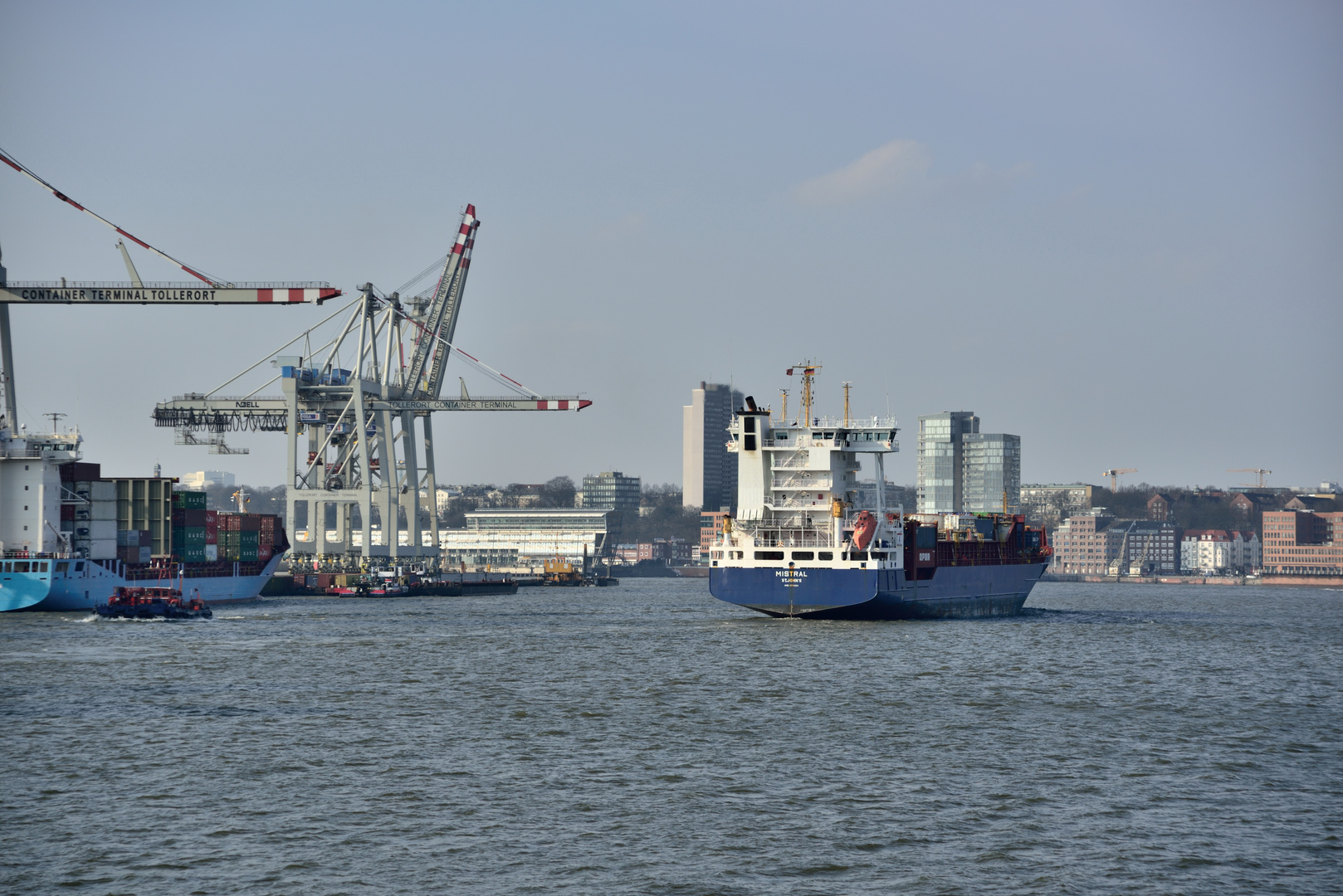 Feeder MISTRAL verläßt den Hafen