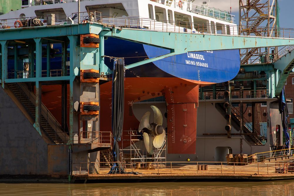 Feederschiff Katharina Schepers im Schwimmdock, Bremerhaven