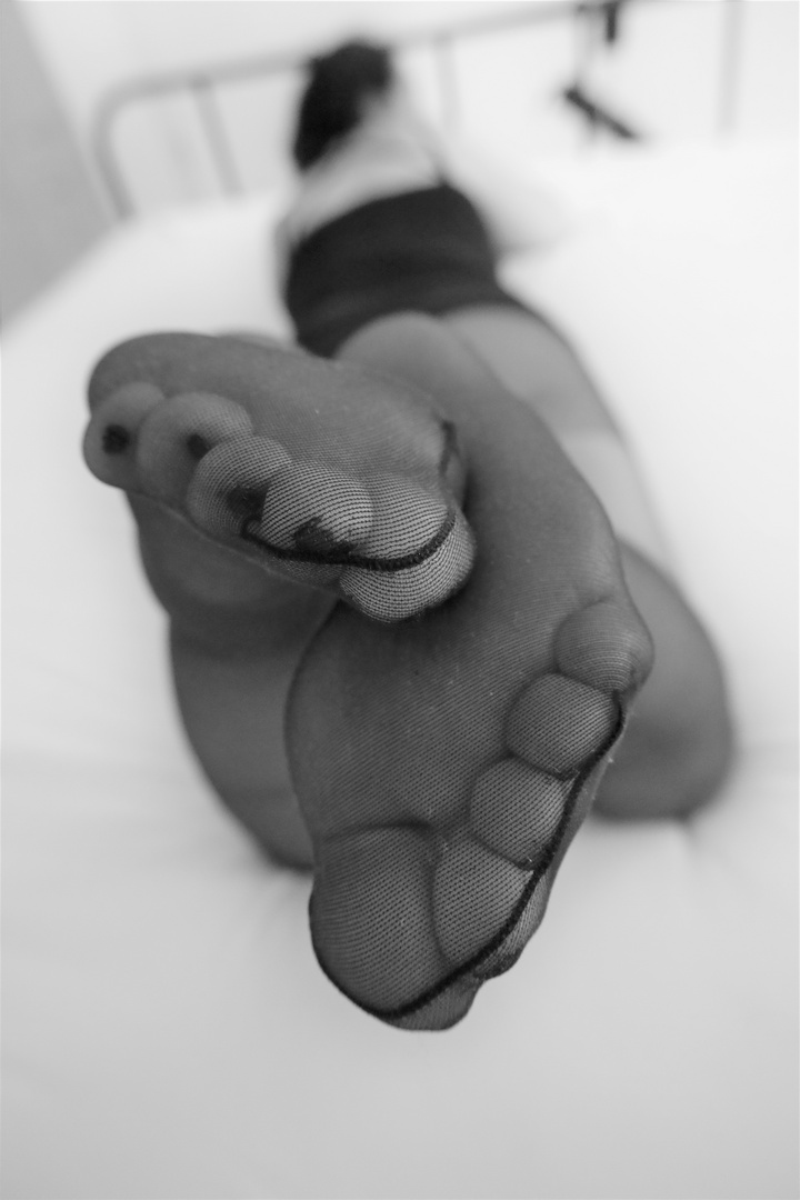 feet BW