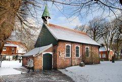 Fegedienst bei der alten Spiekerooger Inselkirche