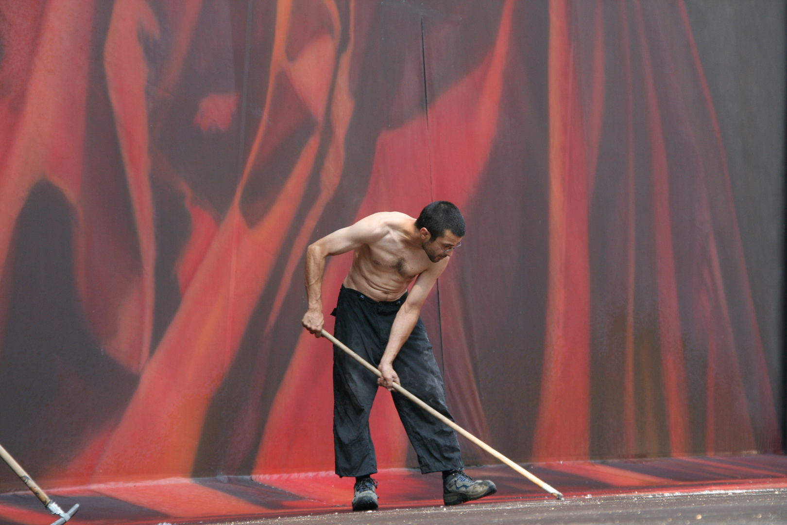 Fegender Mann vor malerischer Theaterkulisse