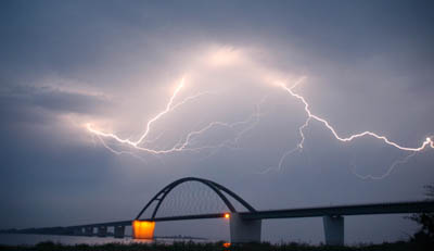 Fehmarn - Fehmarnsundbrücke mit Blitz