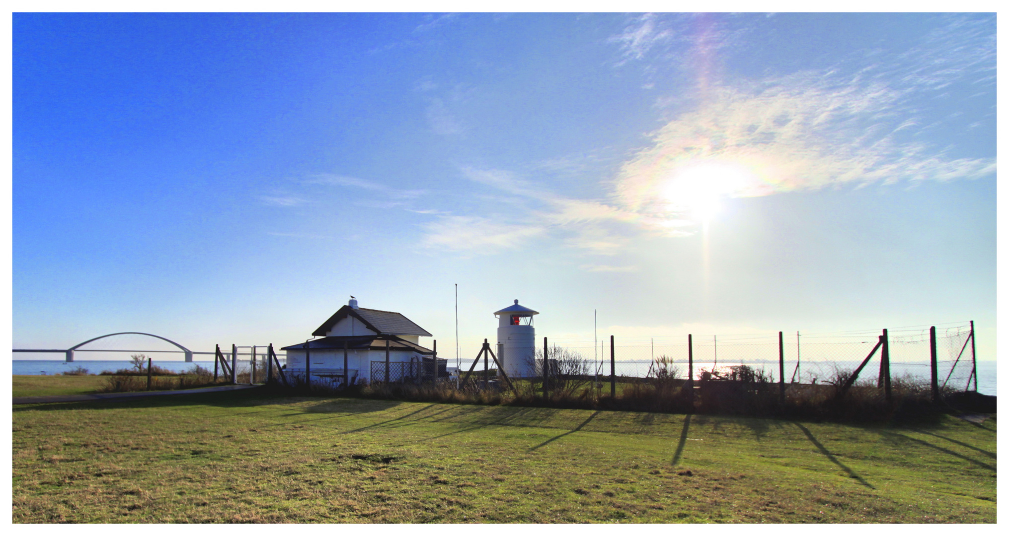 Fehmarn- Leuchtturm mit Fehmarnsundbrücke